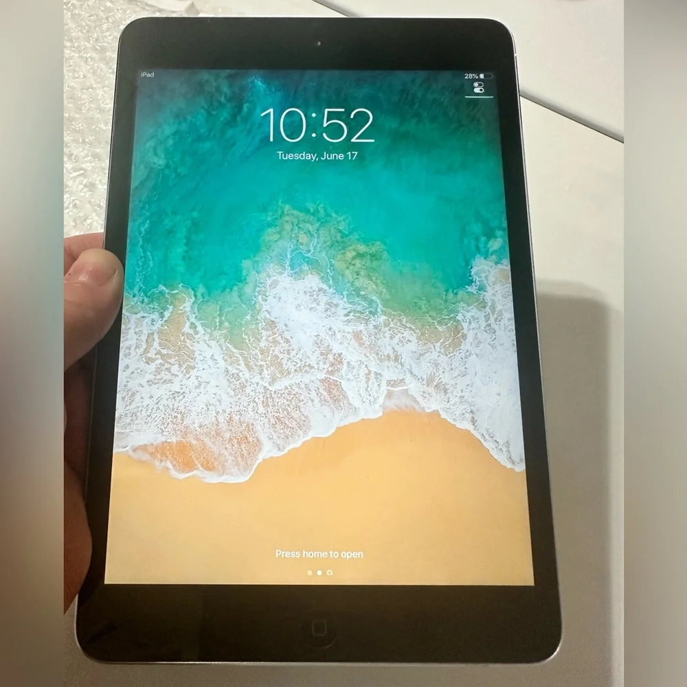 Apple Silver iPad Mini Stunning Display Tablet 2nd Generation 16gb
